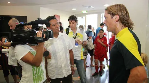 En la foto de EL CORREO una imagen de Michel Salgado en la Spanish Soccer School de Dubai.