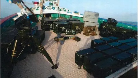 Detalle de las armas y municiones supuestamente halladas en la embarcación iraní. REUTERS