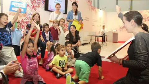 Niños hispanos en 'La Hora del Cuento' celebrada en 2014 en la Feria del Libro de Abu Dhabi.