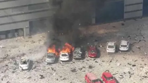 Los coches aparcados en la zona también fueron alcanzados por el incendio.