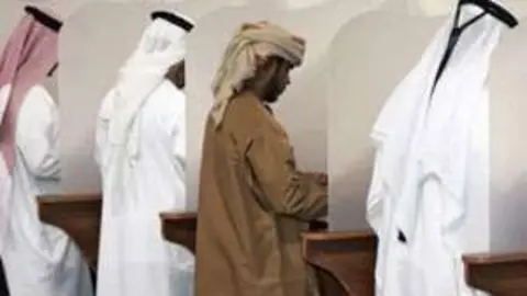 Una imagen de los emiratíes ejerciendo su derecho al voto.