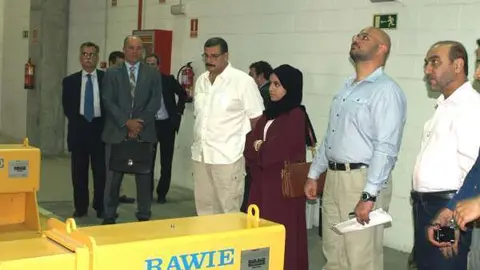 Los funcionarios emiratíes en su visita a la instalación del metro de Sevilla.