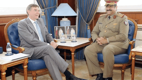 Philip Dunne y el jeque Abdullah bin Nasser bin Khalifa Al Thani en Doha.