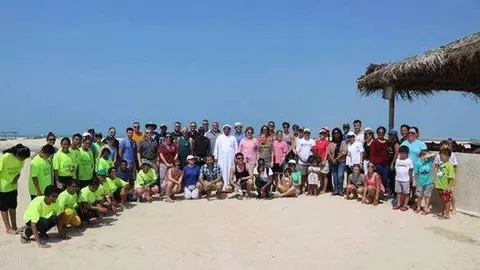 El grupo de voluntarios realizaron labores de limpieza en la playa de Emiratos.