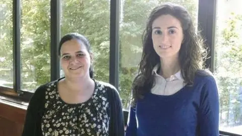 Cristina L&oacute;pez Bravo y Beatriz Lorenzo Veiga, las dos cient&iacute;ficas de Vigo.