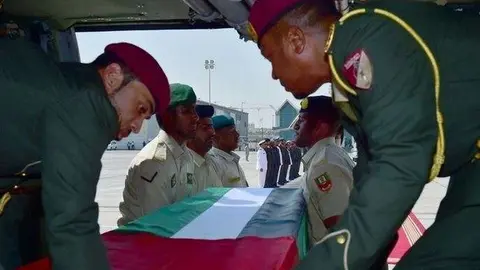 En la foto de WAM la llegada al aeropuerto de Al Bateen del cuerpo de Khamis Rashid Al Abdouly.