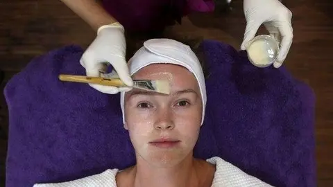 En la foto del diario The National, una mujer recibe tratamiento facial.