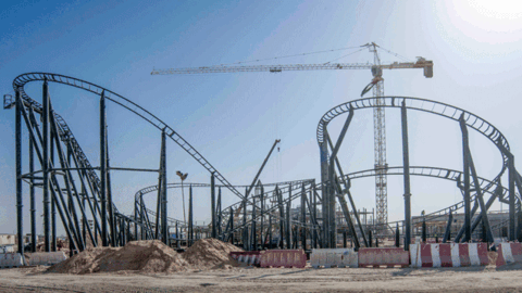 La montaña rusa del dragón en Legoland Dubai.