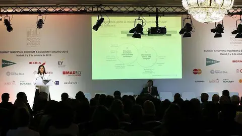 María Jesús Escobar Gutiérrez, socia de la consultora estadounidense Ernst & Young (EY), durante su intervención en la presentación del informe turístico "Calidad versus cantidad" en el marco de la cumbre mundial dedicada al turismo de compras 'Shopping T