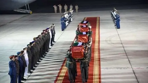 Llegada de los féretros al Aeropuerto de Al Bateen en Abu Dhabi. (WAM)