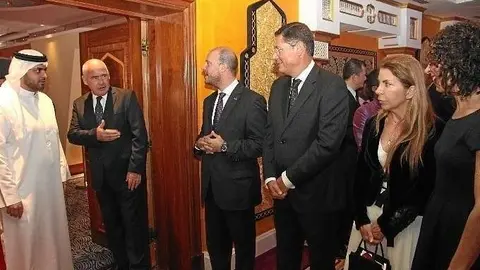Los anfitriones reciben a los invitados a la cena-gala de Argentina en el Burj Al Arab.