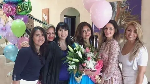 La homenajeada junto a un grupo de mujeres latinas.(EL CORREO)