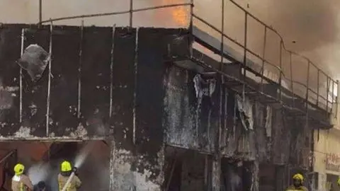 Más de tres horas estuvieron los bomberos luchando contra el incendio.