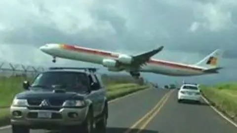 El avión de Iberia pasó muy cerca de los coches.