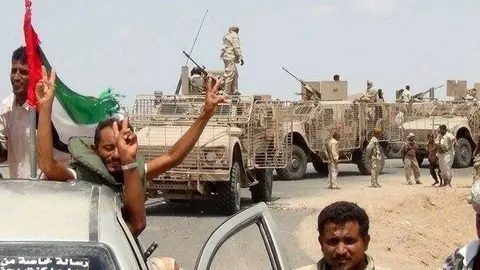 En la foto de AFP, tribus yemeníes leales en Taez.