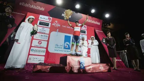 El colombiano Esteban Chaves, tras proclamarse campeón del Tour de Abu Dhabi. (Abu Dhabi Tour)