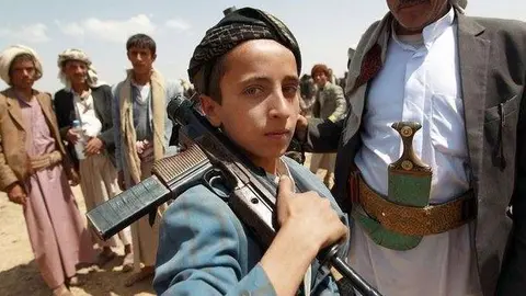 En la foto de AFP, un niño armado en una reunión de hutíes.