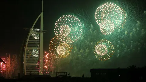Fuegos artificiales en el Burj Al Arab. (EL CORREO)