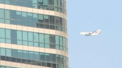 En la foto de EL CORREO DEL GOLFO, el A380 de Emirates muy cerca de un edificio.