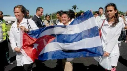 Un grupo de los médicos cubanos de Doha.