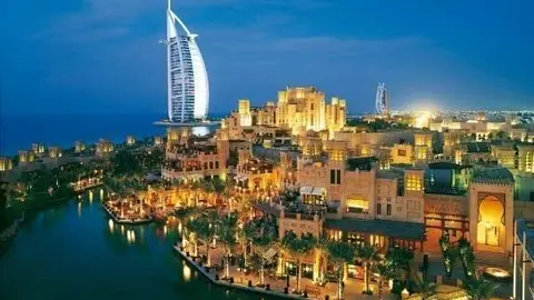 Madinat Jumeirah con el hotel Burj Al Arab al fondo en Dubai.