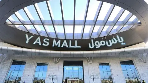 Entrada principal del Yas Mall en Abu Dhabi.