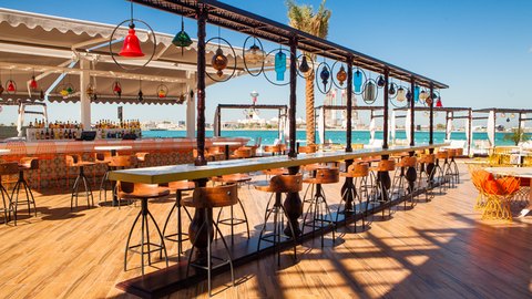 Una imagen del restaurante en la playa de la Corniche.