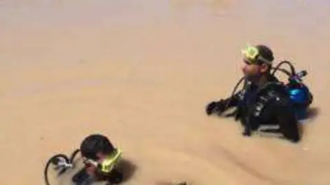 Los buzos buscan a los desaparecidos en Omán.