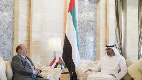 Un momento del encuentro entre el presidente de Yemen y el príncipe heredero de Abu Dhabi.