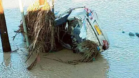 Un coche es rescatado de las aguas en Omán.
