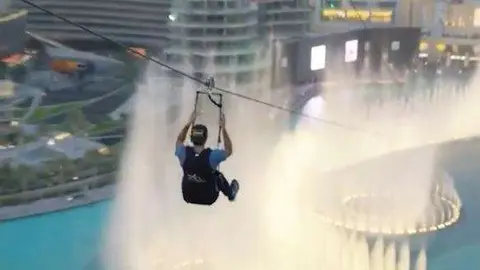El príncipe atraviesa la Fuente del Dubai Mall.