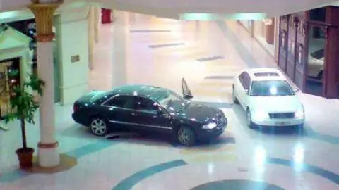 Imágenes capturadas por las cámaras de seguridad durante el robo en 2007 