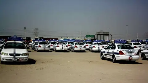 Coches de una autoescuela en Dubai.