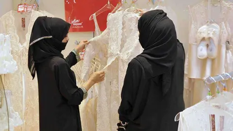Una cliente y una dependienta en una tienda de Arabia Saudita.