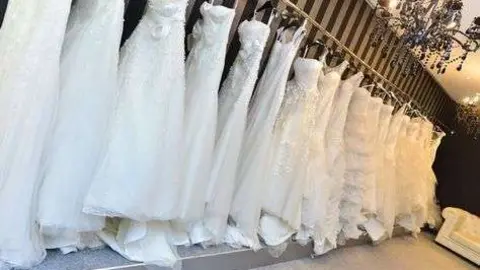 Un establecimiento de vestidos de novia.