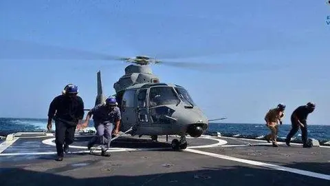 En la foto de WAM, despliegue de la marina emiratí en Yemen.