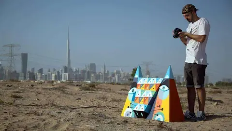Rubén Sánchez, en el desierto con el 'skyline' de Dubai en el horizonte. 