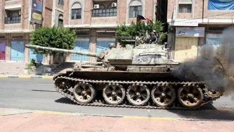 Un combatiente progubernamental subido a un tanque en la ciudad de Taez.