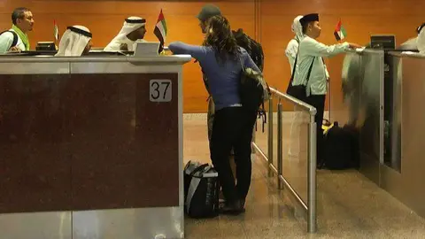 Control de inmigración en un aeropuerto de Emiratos Árabes. (Fuente externa)