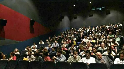 Aspecto de la sala durante la proyección de 'Blancanieves'. (Twiter de Embajada de España)