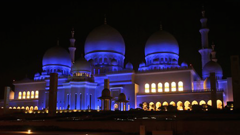 La Gran Mezquita de Abu Dhabi, iluminada de azul.