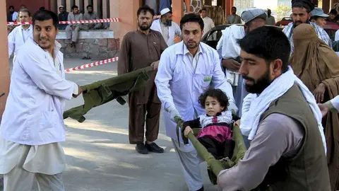 Las líneas telefónicas para la tarde del lunes aún se encontraban caídas (Reuters)