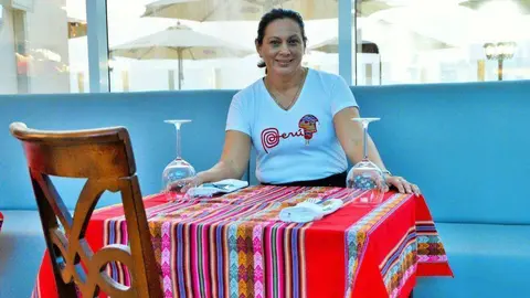 La peruana Judith Peixoto, en su restaurante de Fujeirah. (Paule Knete)