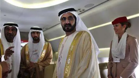 El gobernador de Dubai y el príncipe heredero durante una visita a Emirates Airline.