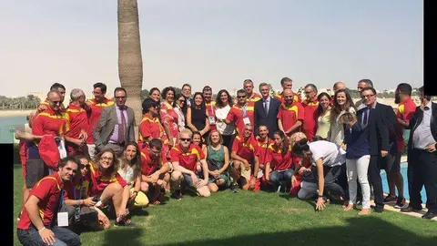 Los atletas españoles y el embajador español en Qatar. (Fotos: Laura GMC)