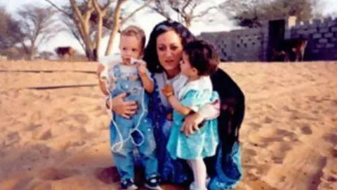 Inocenta con su hijo y su hija de leche.