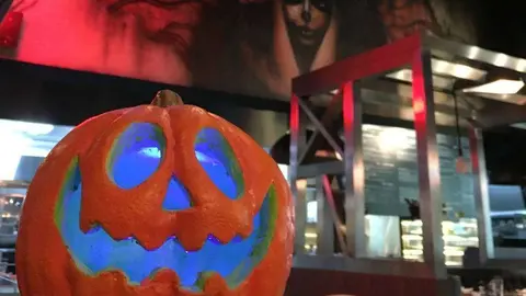 Noche de brujas en The Hangout Latino. 