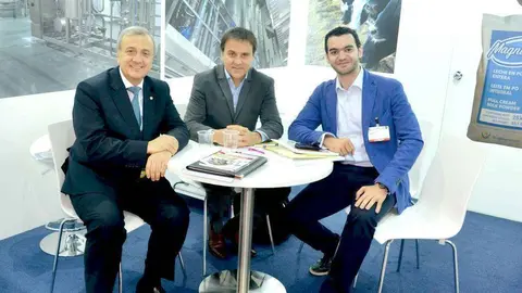 El embajador de Uruguay, Nelson Chabén -izquierda-, en el stand de Estancias del Lago.