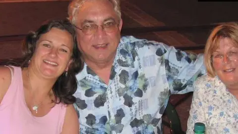 El británico encarcelado junto a su mujer que ahora está enferma.