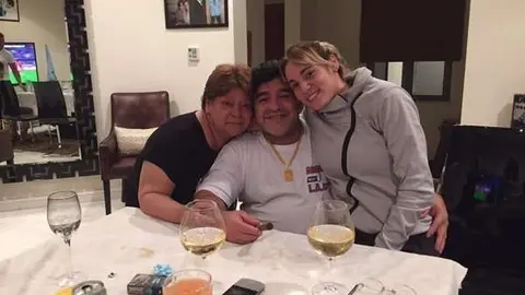 Maradona junto a su hermana y su novia posa por su cumpleaños.
